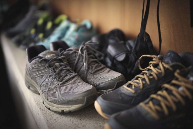 Chaussures de course et équipement prêts pour l entraînement