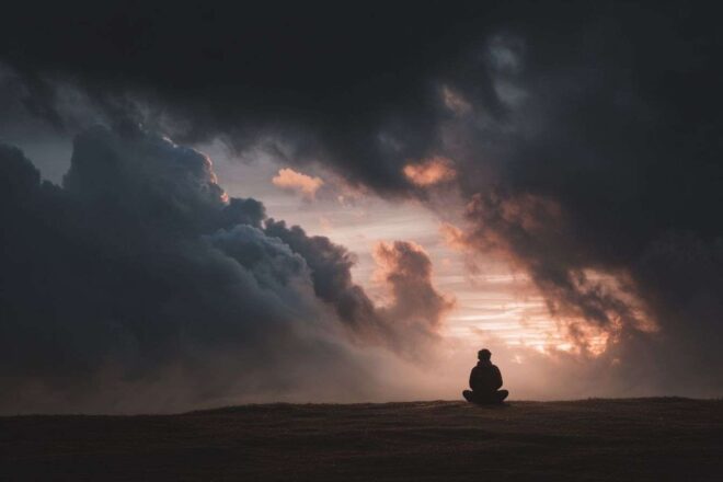 Paysage serein avec une silhouette solitaire