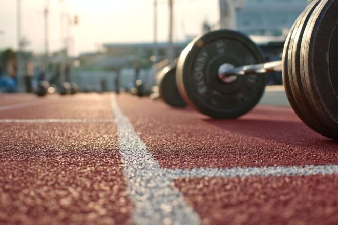 Piste de course avec poids en arrière plan