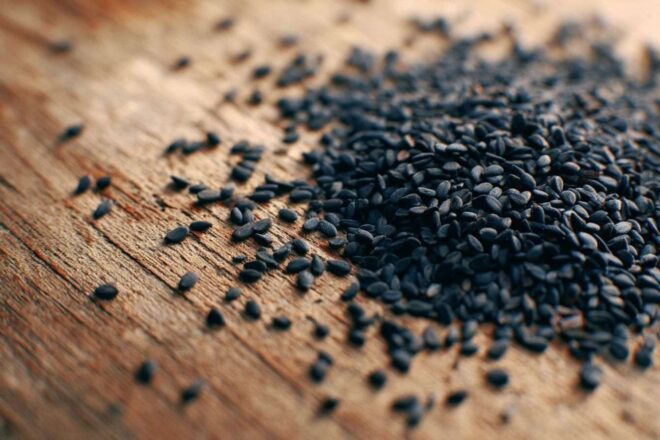 Gros plan de graines de sésame noir