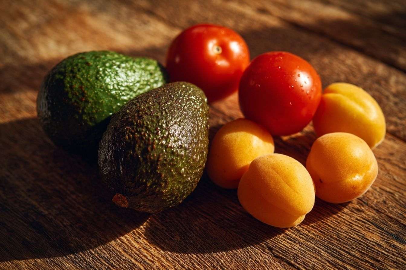 Avocat et fruits sur table rustique