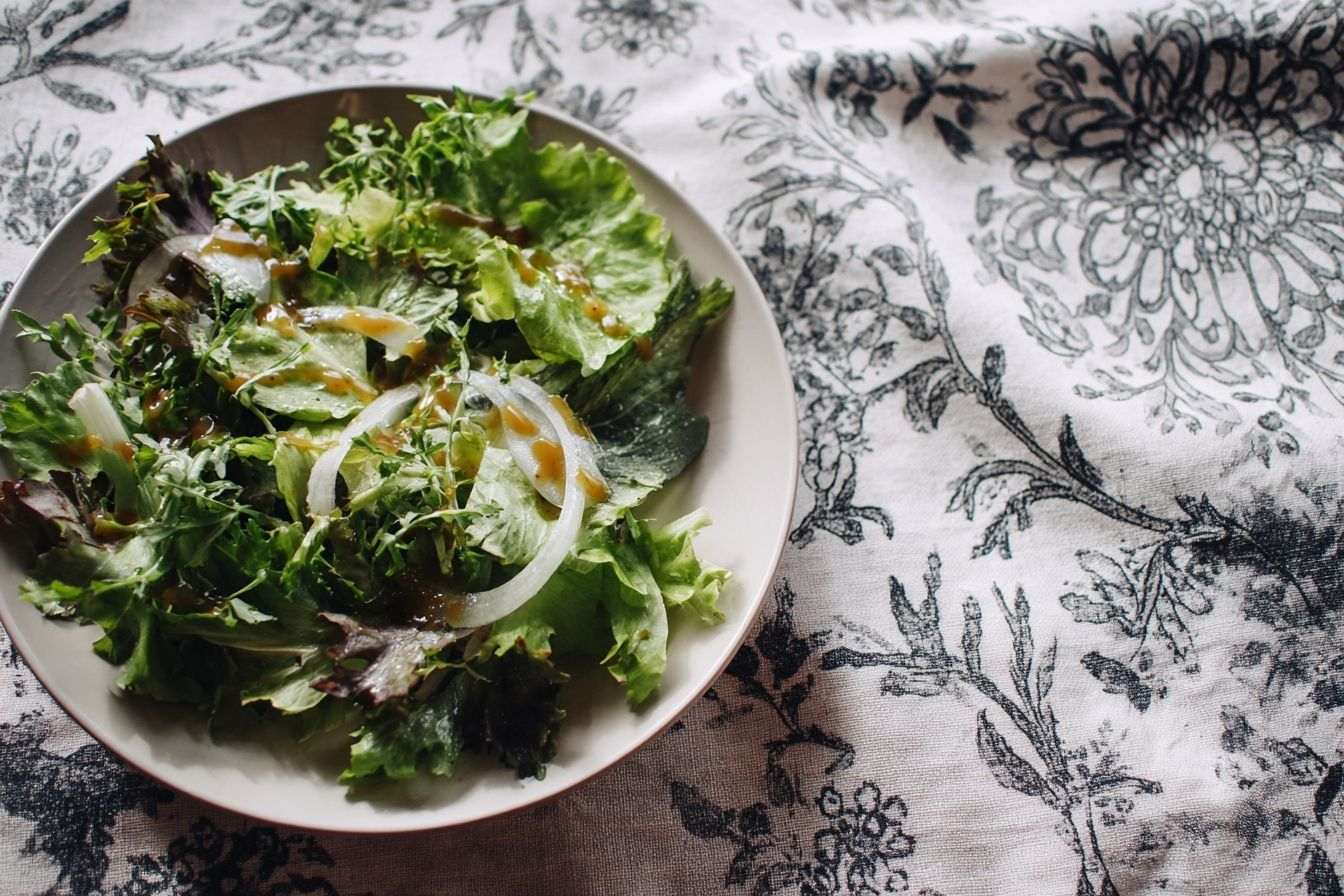 Vue de dessus d une salade verte d hiver nappée de vinaigrette