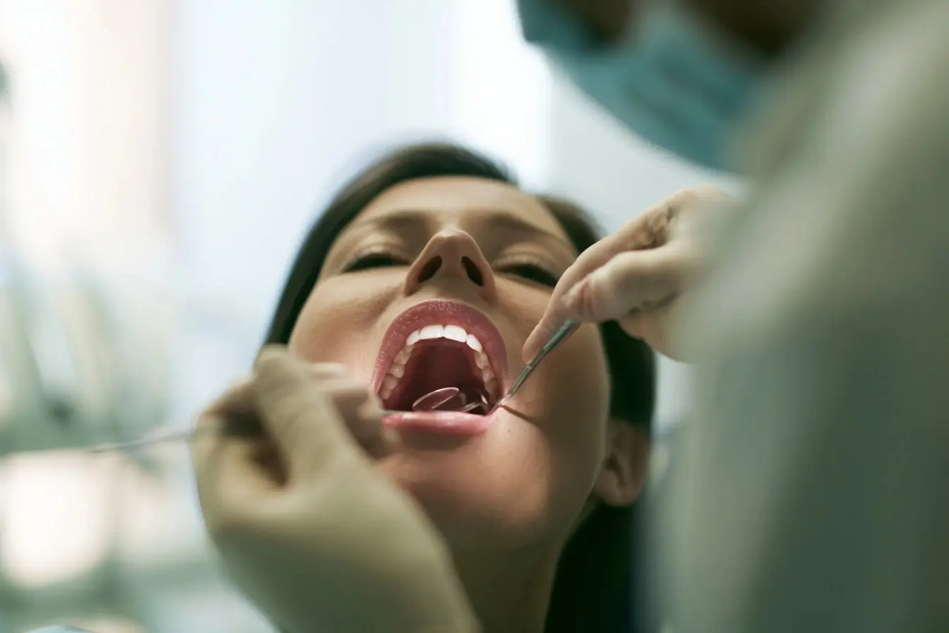 Dentiste examinant des gencives au cabinet