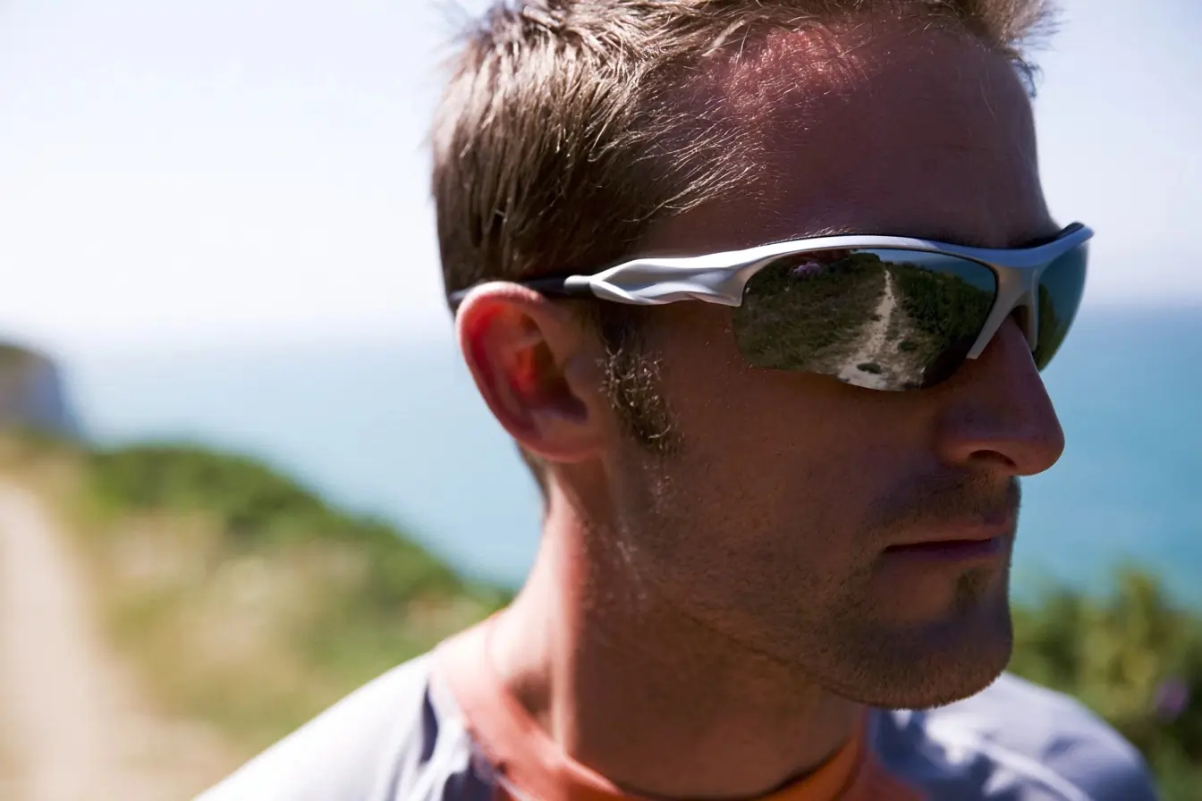 Coureur en lunettes face à la mer