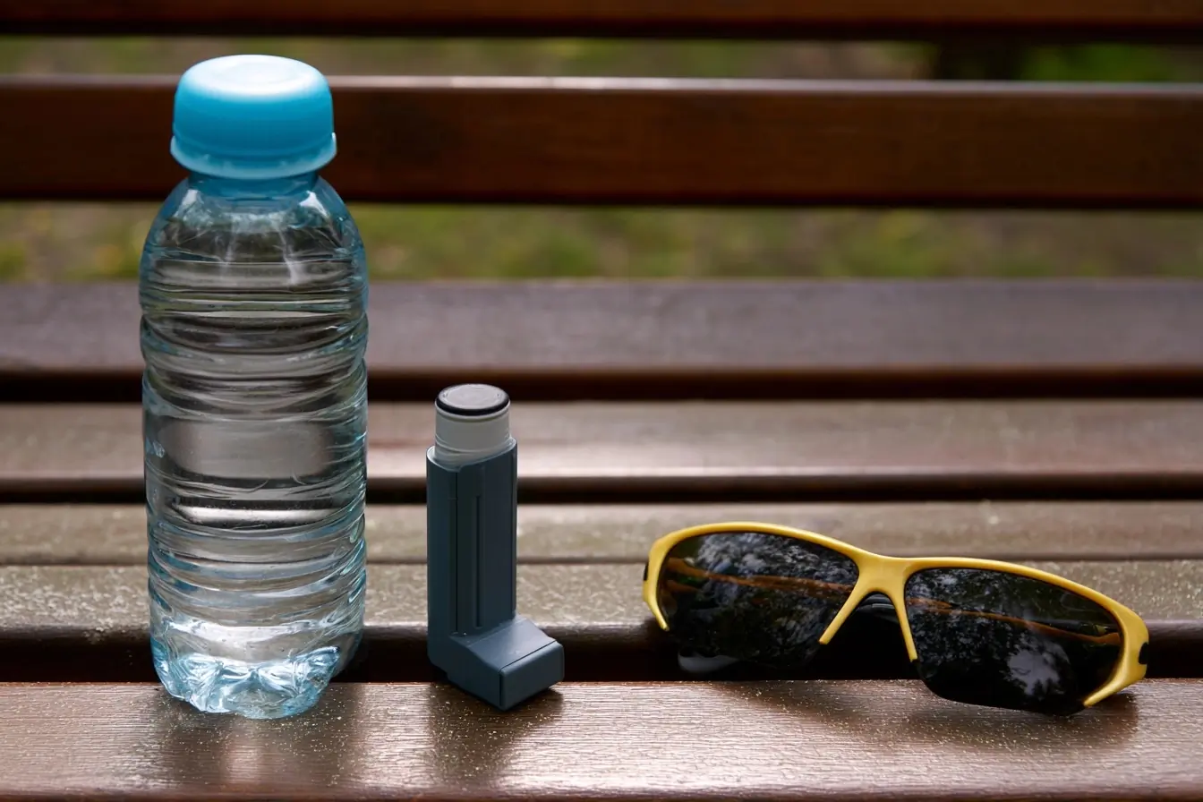 Gourde et inhalateur sur un banc