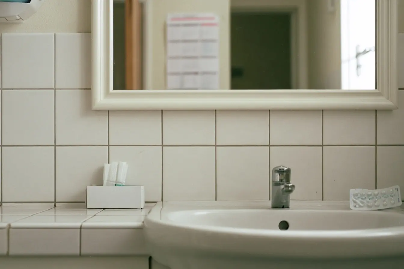 Une salle de bains domestique avec miroir, boîte